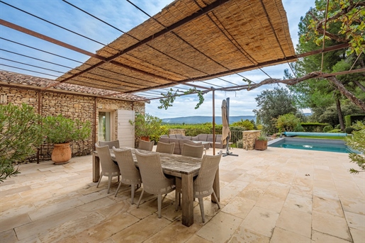 Close to the charming village of Gordes, superb property offering a large neo-Provencal villa beauti