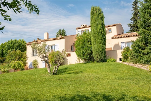 In a secure residence, the house of approximately 246 m2 is located on a plot of 2000 m2 with swimmi