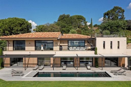 This sumptuous recent villa of approximately 500 m2 offers an exceptional experience of comfort and