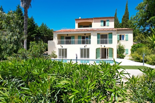 Gerenoveerde villa in Provençaalse stijl van ongeveer 180m2 en 5 slaapkamers, genesteld op een eige