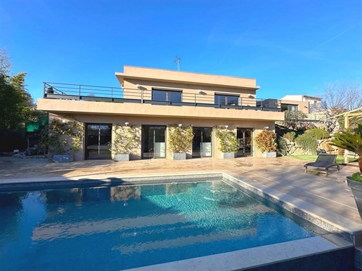 Beautiful 5 bedroom contemporary property built recently, in the heart of a small closed residence o