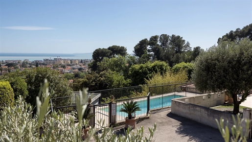 Located in a dominant position, just a few minutes from the center of Cagnes-sur-Mer and 10 minutes