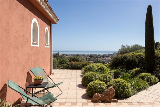Located in a dominant position, just a few minutes from the center of Cagnes-sur-Mer and 10 minutes
