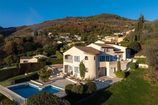 Ideally perched on the peaceful residential heights of Vence, this vast villa of around 230 m2 offer