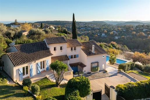 Ideally perched on the peaceful residential heights of Vence, this vast villa of around 230 m2 offer