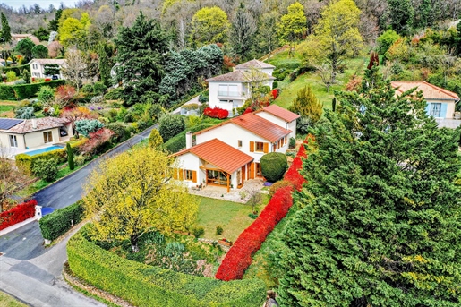 Traditionally built house (built in the 80& 039 s) on a 3000 m2 plot with trees and woodland.
