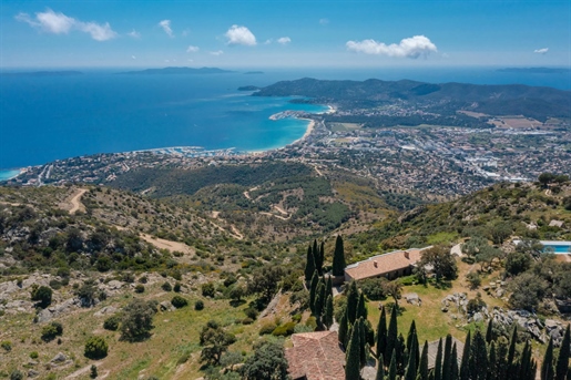On the heights of Le Lavandou, not far from the historical village of Bormes-les-Mimosas, this amazi