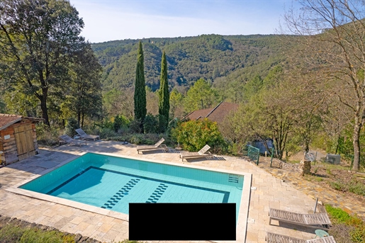 Looking for a favorite? On the heights of Anduze, in a dominant position, this 267 m2 house offers a