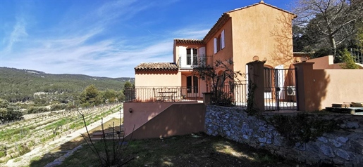 Cassis - Countryside setting amidst the vineyards for this detached family home of 109 m2.
