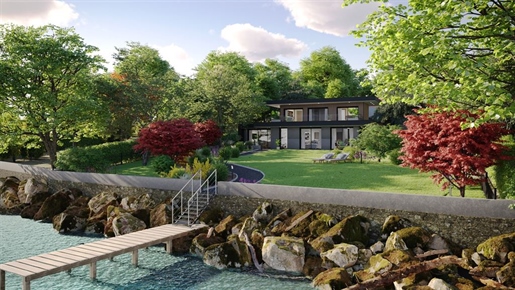 In a unique setting with private access to Lake Geneva, this beautiful 176 m2 waterfront villa is se