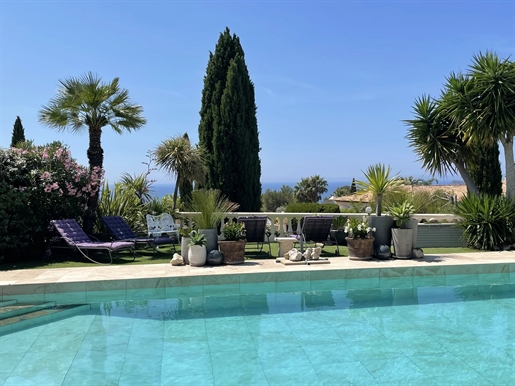 In a dominant position, prestigious property offering a superb sea view on the heights of La Ciotat,