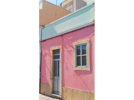 Traditional 2 bedroom city house to restore - Loule