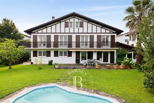 Ascain, House Of 215 M² With Great Potential