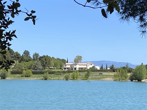 Luxe villa gelegen aan een meer