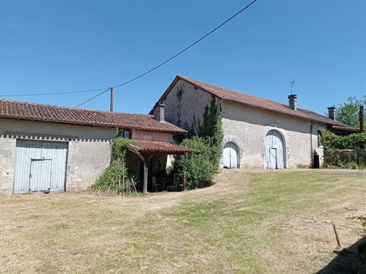 Oude boerderij met te renoveren bijgebouwen.