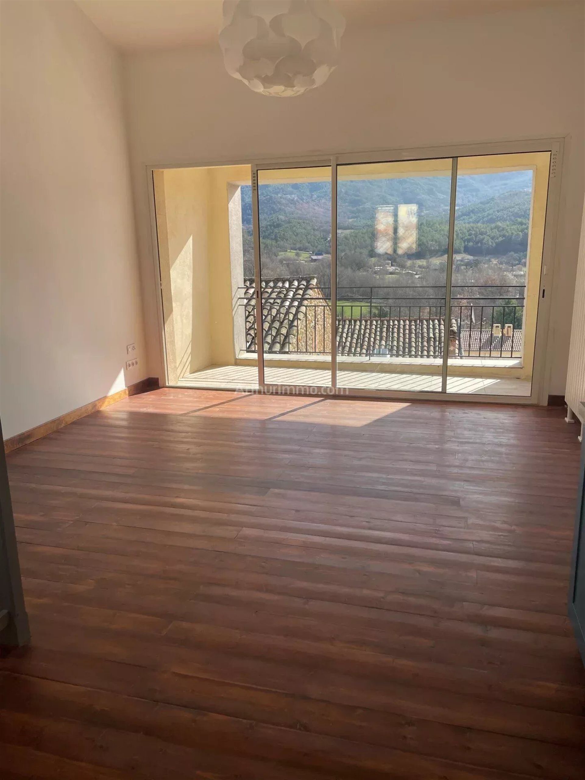 Maison à louer, 89m², Mézel
