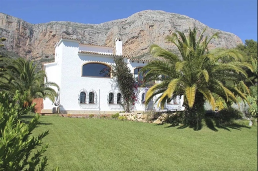 Grote prachtig gerenoveerde villa met gastenverblijf te koop aan de Montgó, Jávea