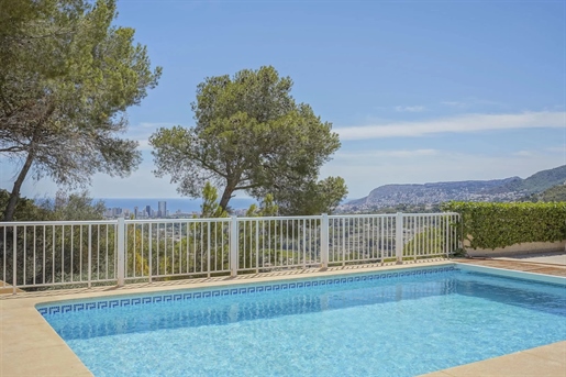 Villa con vistas panorámicas al mar y montaña en venta en Calpe