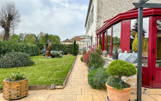 Face à La Saône, Cette Maison De Maître Vous Attend...