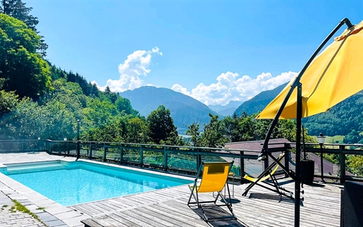 Charmant chalet met verwarmd zwembad en jacuzzi in de Savoie