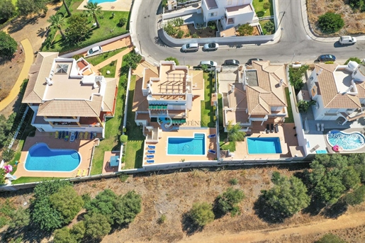 Ausgezeichnete Villa Mit 4 Schlafzimmern, Meerblick, Grosser Garage, Swimmingpool Und Nur Wenige Geh