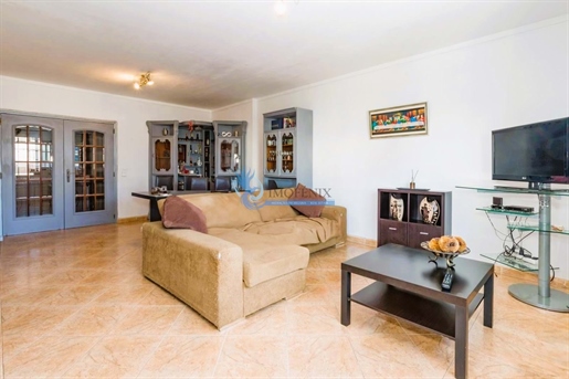 Apartament z 3 sypialniami i garażem położony w Czarnogórze - Faro