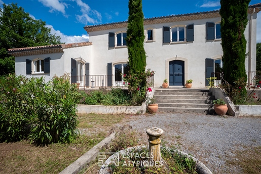 Belle maison contemporaine avec piscine dans un coin de nature proche d'Aubenas