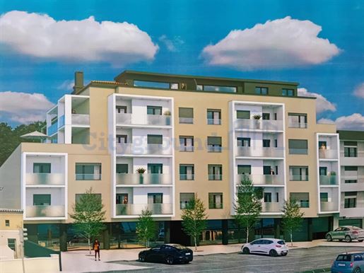Excellent T3 - met 164,20 m² vloeroppervlak, met 3 balkons en garage voor 3 auto's, in de stad Leiri