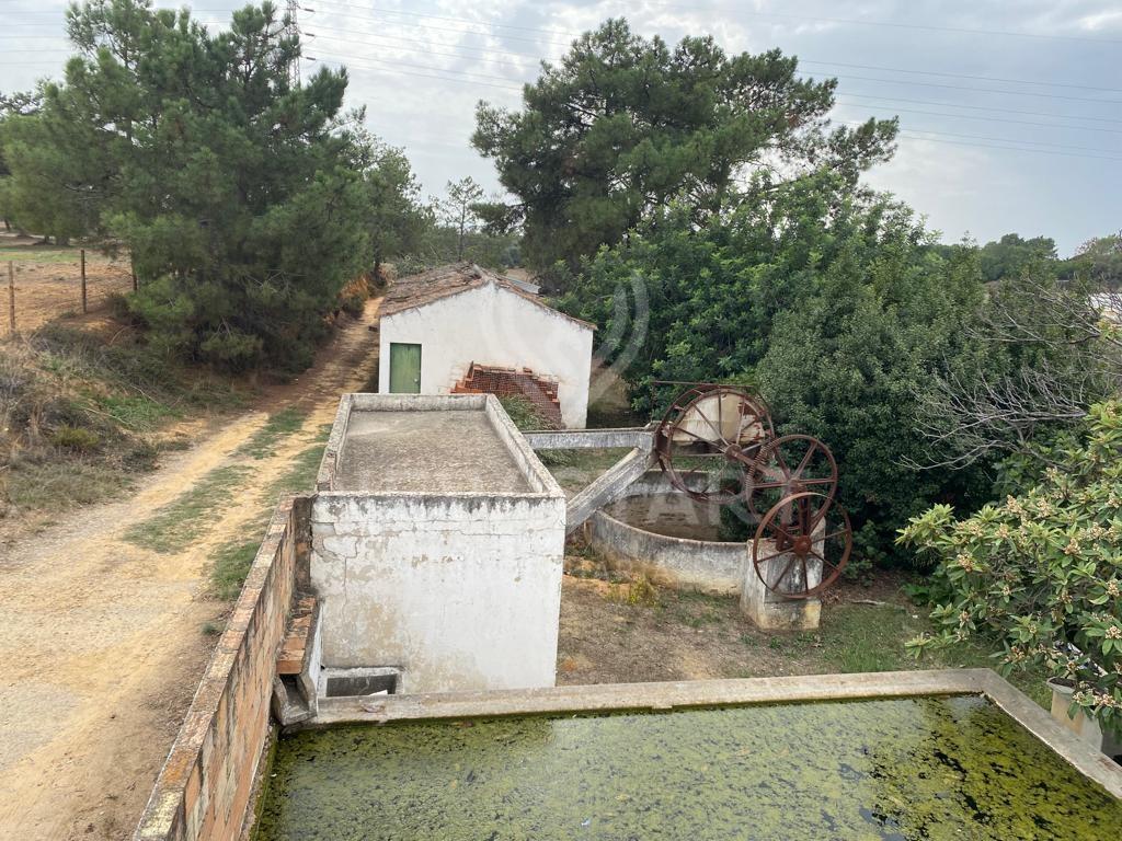 Land with house near Olhão