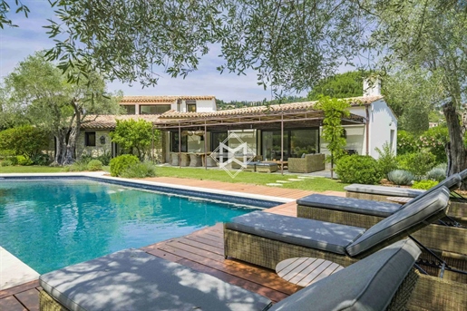 Charming provençal in a gated domain