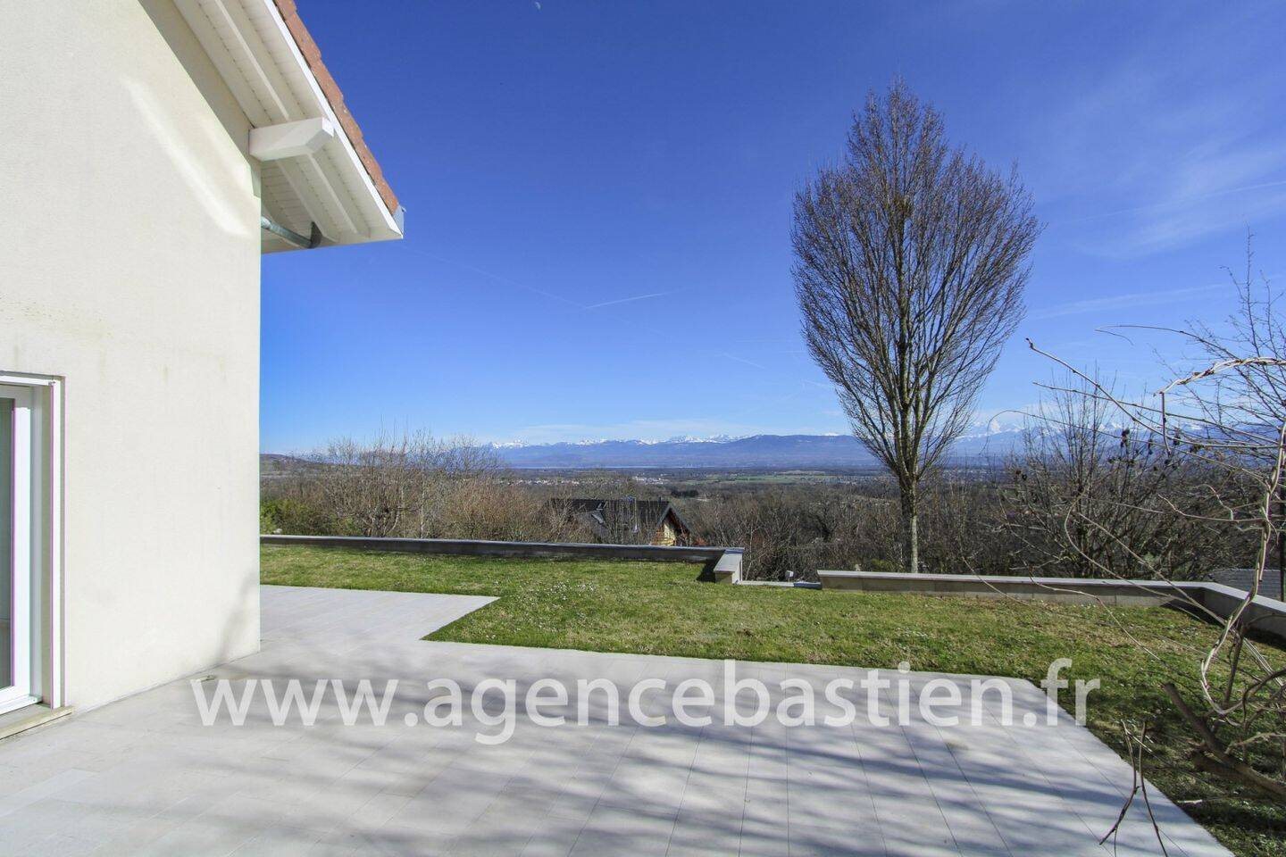Maison à louer, 236m², Echenevex