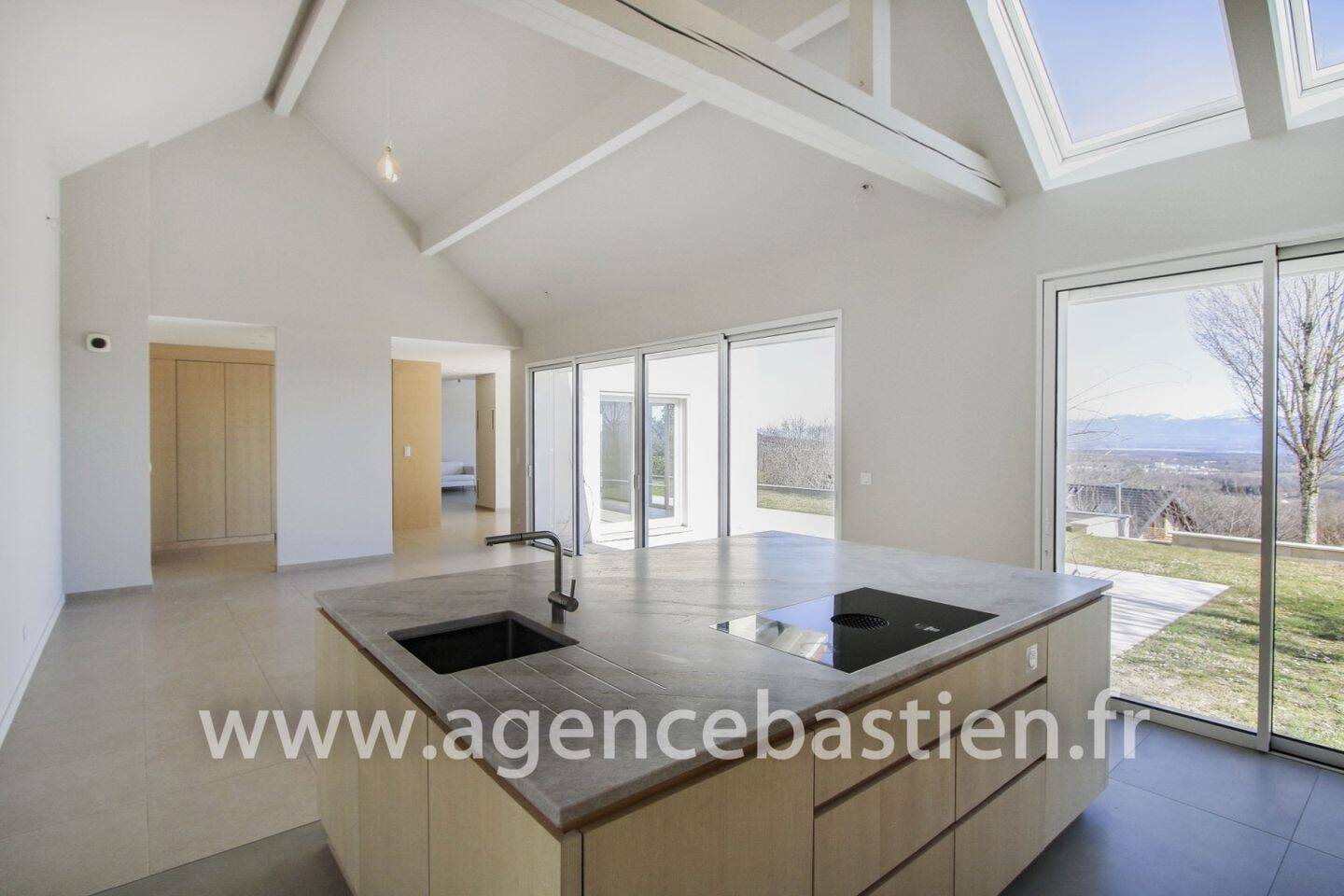 Maison à louer, 236m², Echenevex