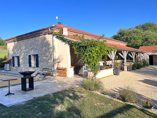 Preciosa casa de piedra en Pujols con piscina