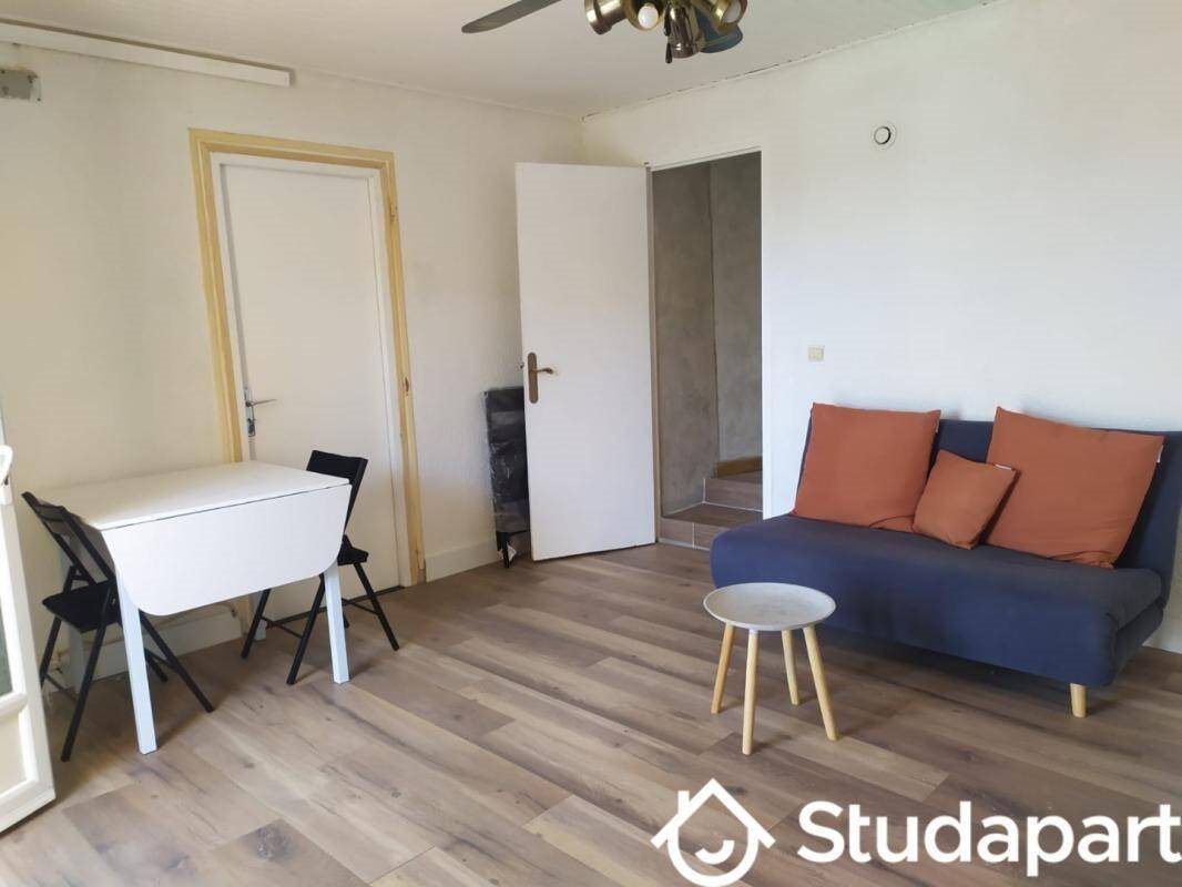 Appartement à louer, 20m², Saint-Julien-les-Rosiers