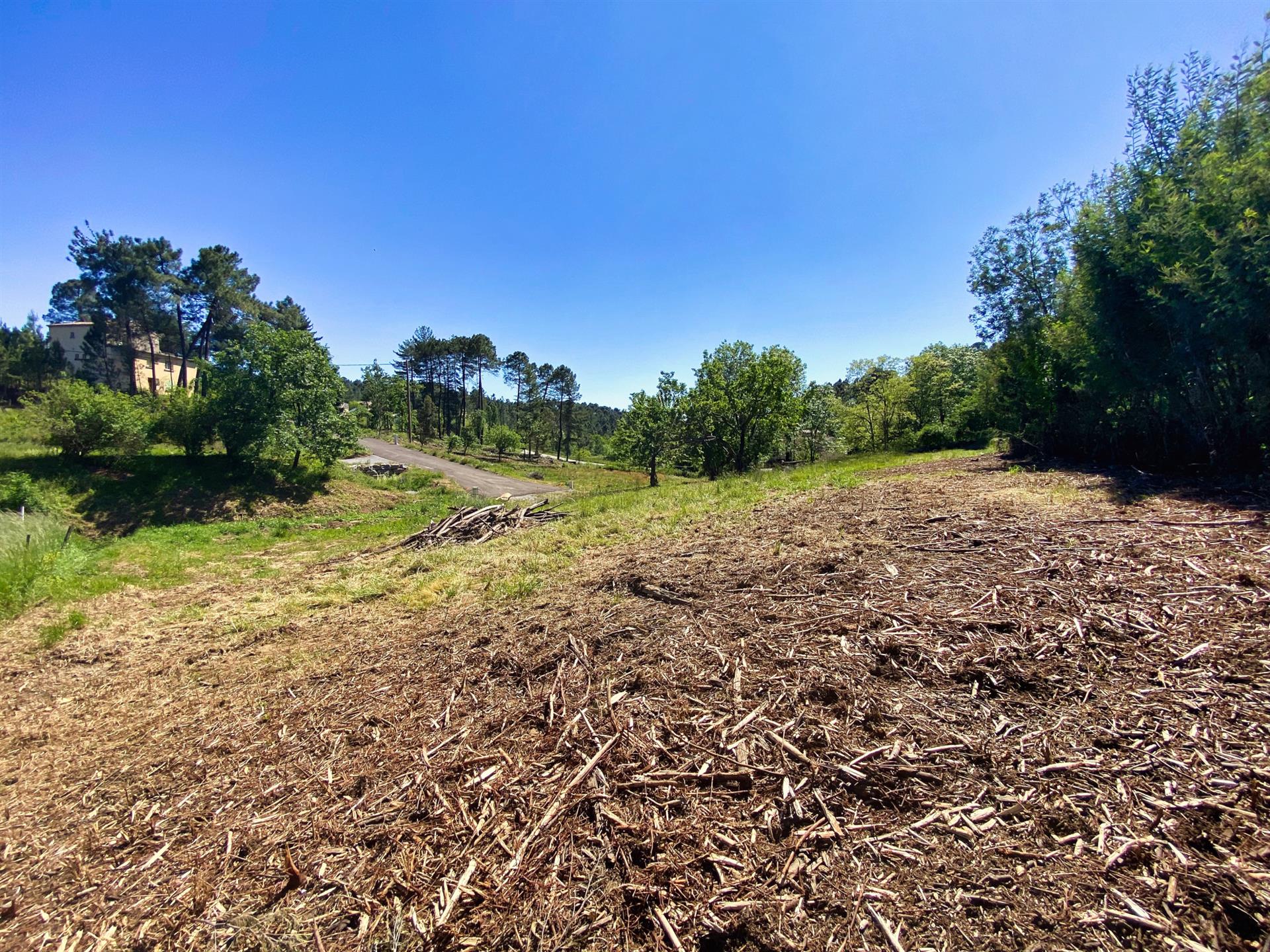 A 5 minutos de Aubenas, Terreno de 954 m2 aproximadamente.