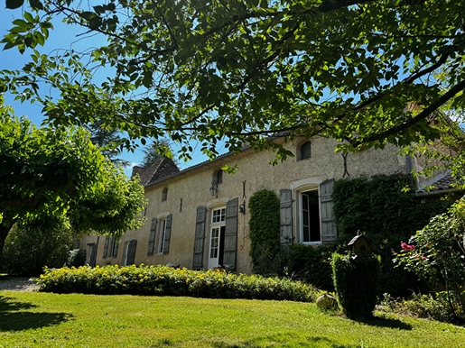 Ontdek de charme van dit prachtige landhuis, daterend uit de 18e en 19e eeuw, gelegen op een spr