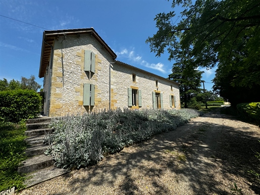 Exclusive to Bordeaux et Beyond and in perfect condition both inside and out, this house is a must s