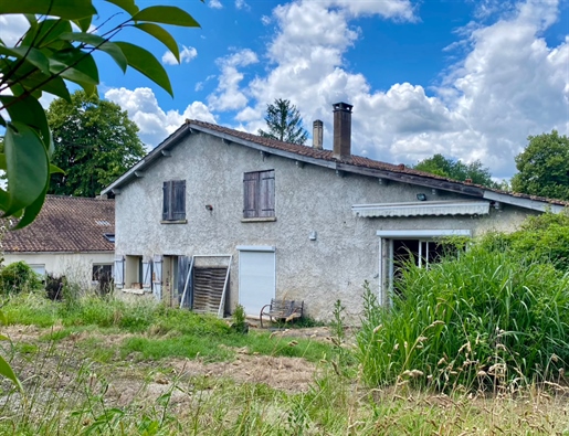 A beautiful renovation project for this large property located in a peaceful hamlet in the commune o