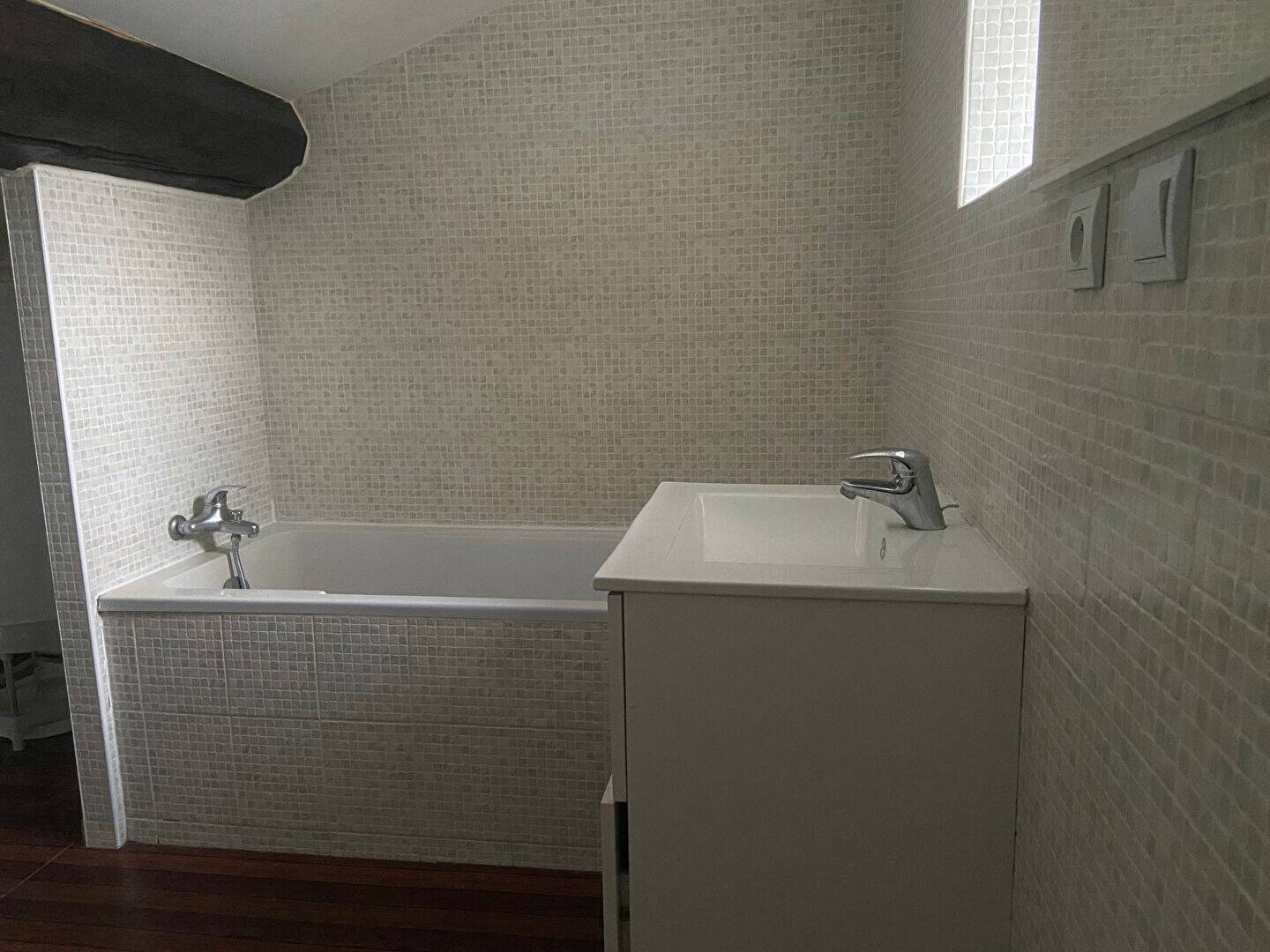 Appartement à louer, 40m², Pont-Evêque