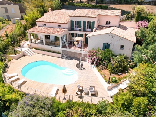 Schöne renovierte provenzalische Villa mit Blick auf das Meer und die Hügel