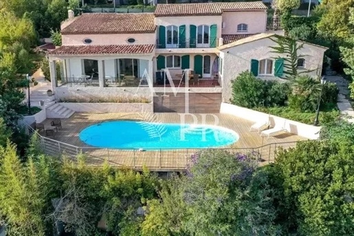Prachtige gerenoveerde Provençaalse villa met uitzicht op zee en de heuvels