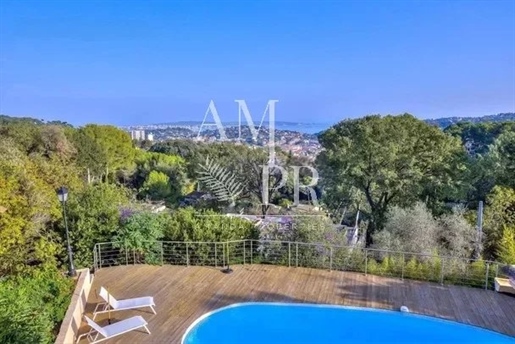 Prachtige gerenoveerde Provençaalse villa met uitzicht op zee en de heuvels