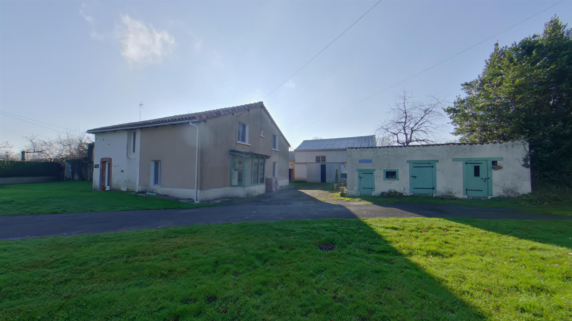 Maison avec gite  en bon état à Asnières sur Blour Sur Blour 86 avec dépendances et terrain