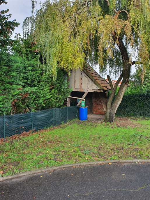 Investment Building Divided Into 9 Two-Room Lots.