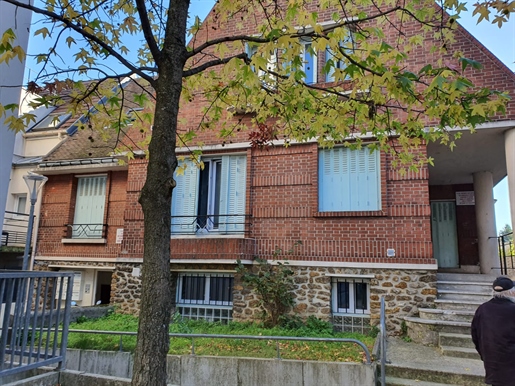 Investment Building Divided Into 9 Two-Room Lots.