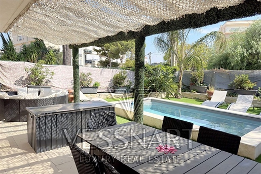 Detached townhouse close to beaches with swimming pool