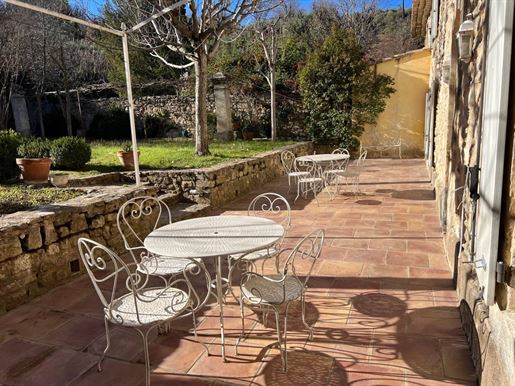 Old restored farmhouse for sale 15 minutes from Bonnieux with  a nice garden