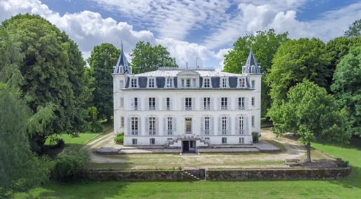 Magnifique château d'époque Napoléon Iii édifié sur 16 ha à moins d'une heure de Paris