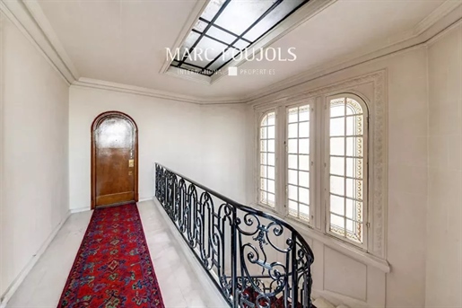 Apartment mit Balkon, Blick auf den Eiffelturm - Wilson Trocadero