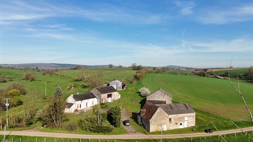 Longère with outbuildings on 600m2
